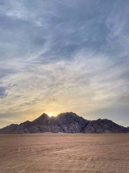 Beau Paysage Avec Une Montagne — Photo