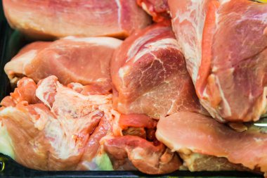 Markette domuz eti sergileniyor