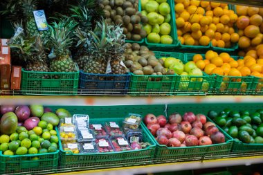 Tarım pazarında mevsimlik meyveler