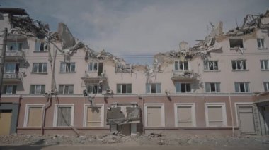 Rus bombasıyla vurulduktan sonra Chernihiv 'deki otel binasını yerle bir etti.