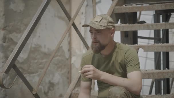 Ukrainian Soldier Smokes Looks Destroyed Theater Building Chernihiv — Video Stock