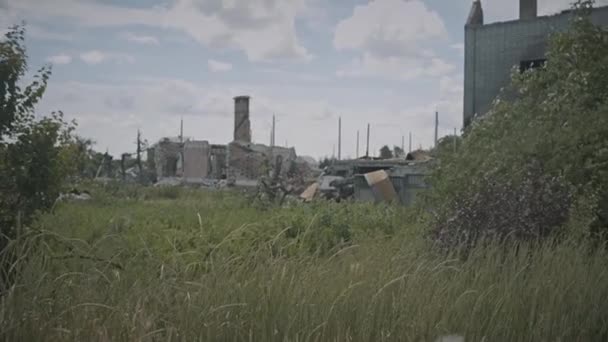 Oekraïense Soldaat Kijkt Zich Heen Naar Verwoeste Gebouwen Raketaanvallen Vanuit — Stockvideo