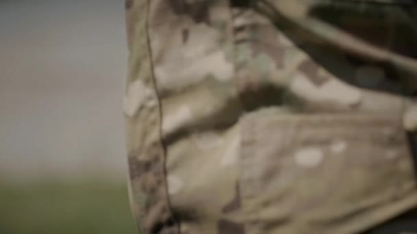 Militärkameramann Hebt Eine Drohne Den Himmel Und Beginnt Ein Zerstörtes — Stockvideo