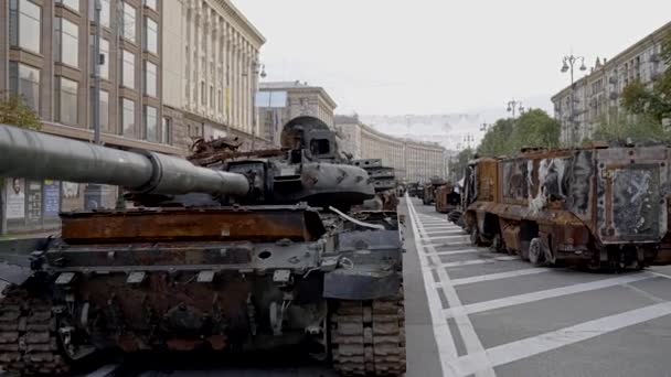 Destroyed Tank Russian Army Parade Broken Equipment Khreshchatyk Kyiv 2022 — стоковое видео