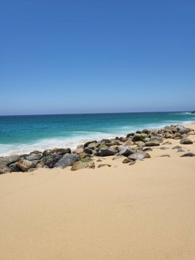 Algarve bölgesinin Pasifik kıyılarında mavi deniz dalgaları olan güzel tropikal plaj.