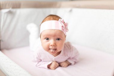 Yeni doğmuş bebek karın üstü yatıyor.