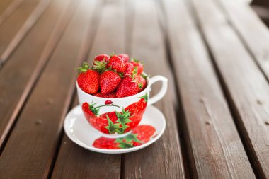 Taze çilekli MUG Ahşap Masa üzerinde