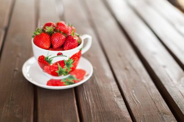 Taze çilekli MUG Ahşap Masa üzerinde