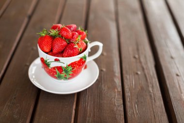 Taze çilekli MUG Ahşap Masa üzerinde