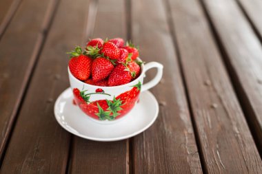 Taze çilekli MUG Ahşap Masa üzerinde