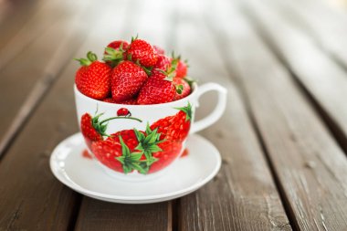 Taze çilekli MUG Ahşap Masa üzerinde