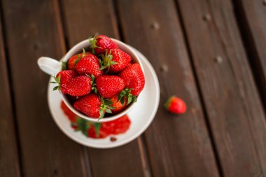 Tahta Masanın Üzerinde Bir MÜZİK Böğürtlen