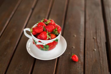 Tahta Masanın Üzerinde Bir MÜZİK Böğürtlen