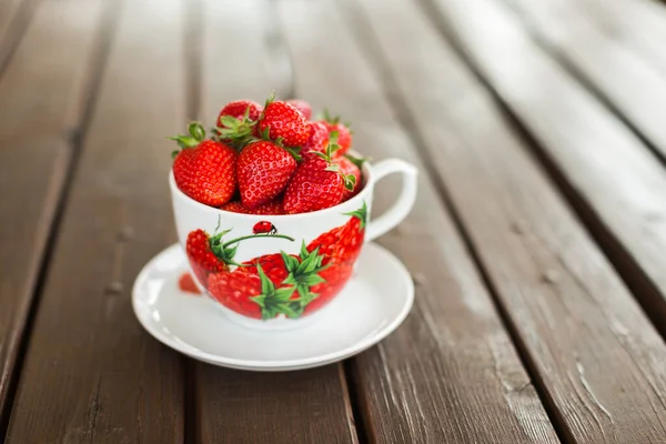 Taze Çilekli Mug Ahşap Masa Üzerinde — Stok fotoğraf