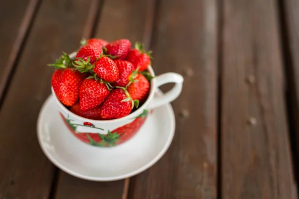 Mug Świetego Strawberrii Tabelu Długowym — Zdjęcie stockowe