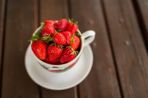 Mug Świetego Strawberrii Tabelu Długowym — Zdjęcie stockowe