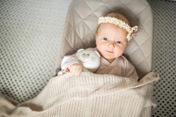 Uma Criança Pequena Com Brinquedo Casulo Bebê Uma Espreguiçadeira — Fotografia de Stock