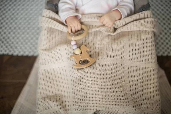 Uma Criança Pequena Com Brinquedo Casulo Bebê Uma Espreguiçadeira — Fotografia de Stock