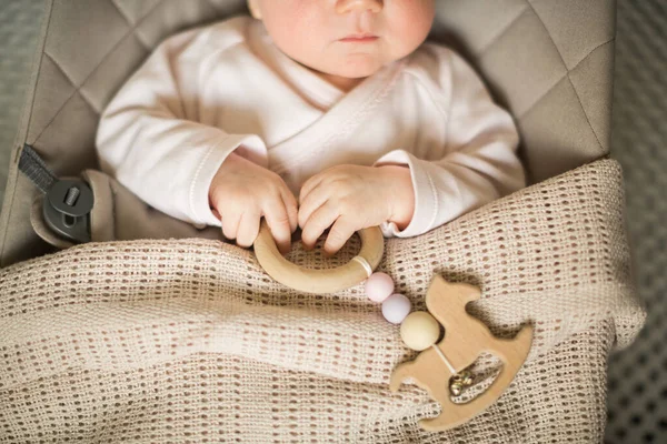 Uma Criança Pequena Com Brinquedo Casulo Bebê Uma Espreguiçadeira — Fotografia de Stock