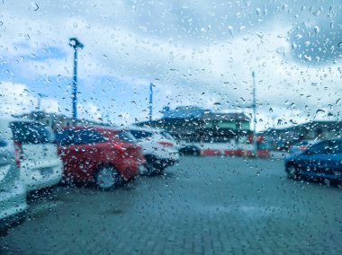 Otoparkta yağmurlu bir gün
