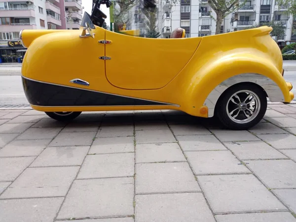 Carro Vintage Amarelo Vale Está Rua Rodas Muito Simpático — Fotografia de Stock