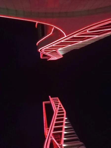 晚上有红色霓虹灯的民间艺术塔 — 图库照片