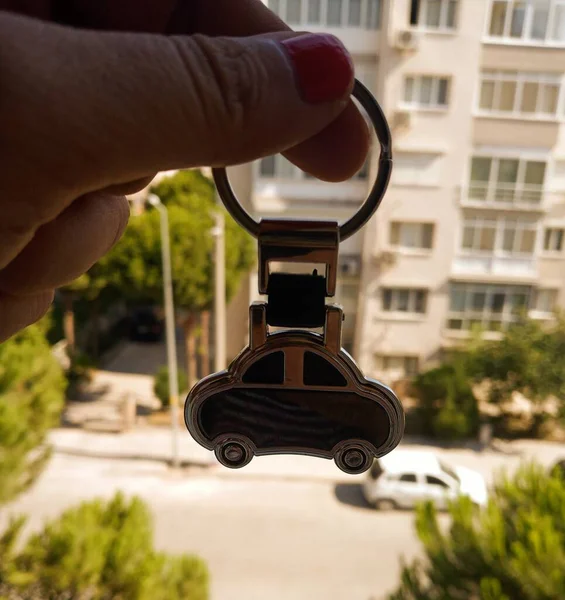 Metal Model Key Chain She Holding Car Shaped Keychain Car — Stock Photo, Image