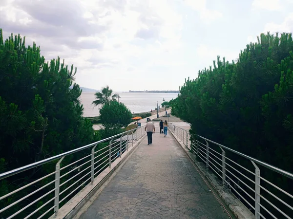 Alcune Persone Stanno Camminando Dal Cavalcavia Verso Spiaggia Bayrakli Izmir — Foto Stock