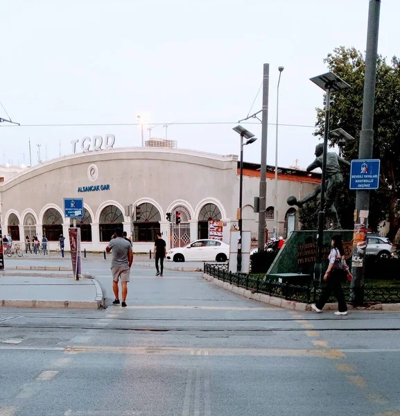 Historical Alsancak Train Station Road Intersection People Crossing Street Alsancak — Stockfoto
