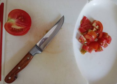 Yarım doğranmış domates. Taze sebze yemek için hazır..