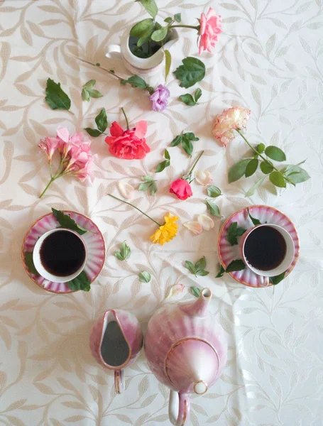Kopje Koffie Bloemen Witte Achtergrond — Stockfoto