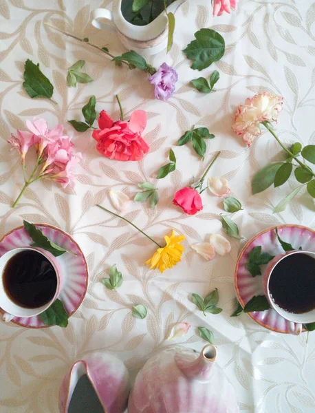 Tasse Kaffee Und Blumen Auf Weißem Hintergrund — Stockfoto