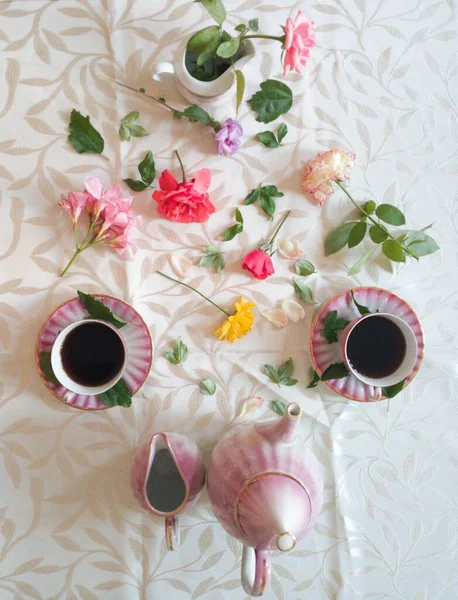 Káva Konvice Barevné Květiny Jsou Stole — Stock fotografie