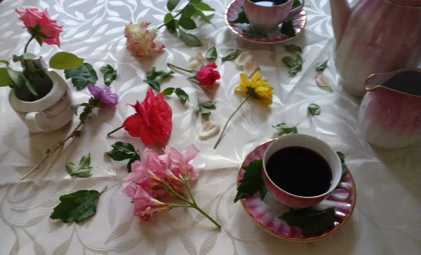 Deux Tasses Café Théière Sont Avec Des Fleurs Colorées — Photo