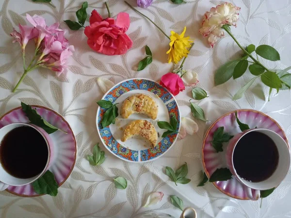 Dwie Filiżanki Kawy Ciasta Kolorowymi Kwiatami — Zdjęcie stockowe