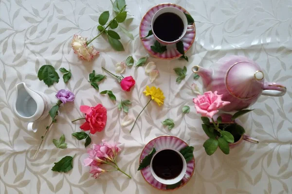 Két Csésze Kávé Teáskanna Fehér Földön Színes Virágok — Stock Fotó