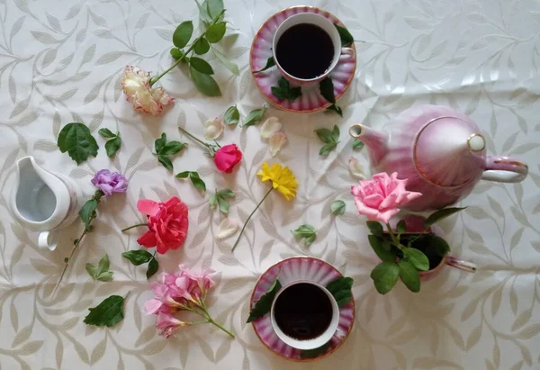 Deux Tasses Café Théière Sont Sur Fond Blanc Fleurs Colorées — Photo