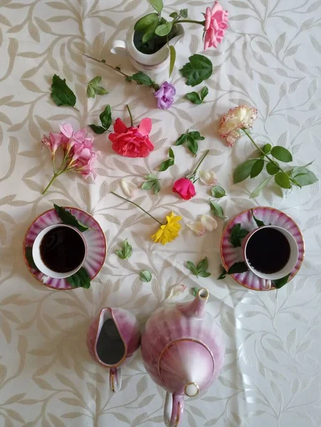 Dva Šálky Kávy Konvici Bílou Zem Barevné Květiny — Stock fotografie