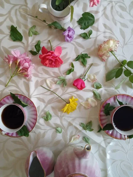 Duas Xícaras Café São Com Flores Coloridas Fotos De Bancos De Imagens Sem Royalties