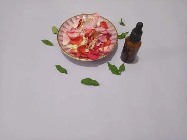 Aroma Therapie Rozenblaadjes Een Medicijnflesje Natuurlijke Tonic Biologische Olie Bloemolie — Stockfoto