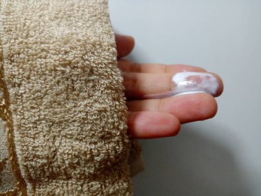 Losyon eline bulaştı. Cilt bakımı. Bir kadının elinin yakından görüntüsü..