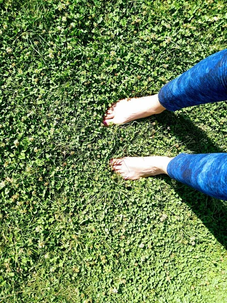 Girl Blue Tights Steps Barefoot Grass Relive Stress Nature — kuvapankkivalokuva