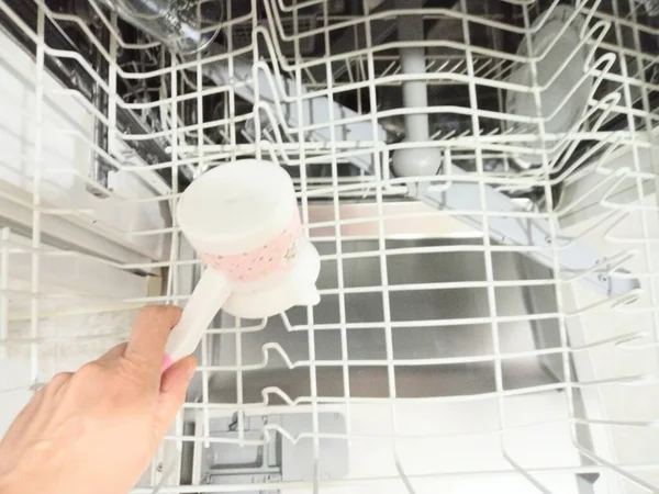 Photo Taken While Putting Dishwasher Taking Out Upper Part Dishwasher — Stock Photo, Image