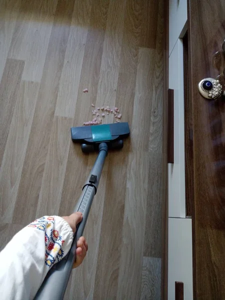 Woman Using Vacuum Cleaner She Cleaning Place — Zdjęcie stockowe