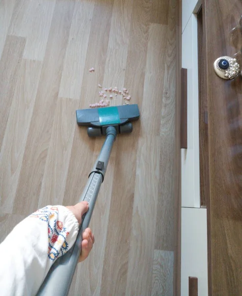 Woman Cleaning Vacuum Cleaner Dusts Floor — ストック写真