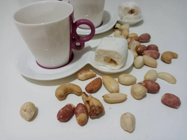 Cup Turkish Delight Nuts Peanuts Cashews Table — Stockfoto