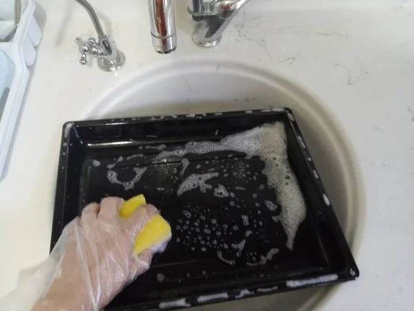 Washing Dishes Kitchen Washing Baking Tray Woman Cleaning — 图库照片