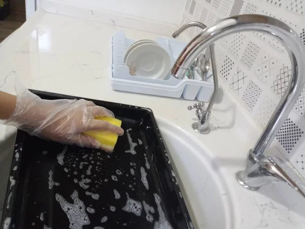 Washing Dishes Kitchen Washing Baking Tray Tray Foam 图库图片