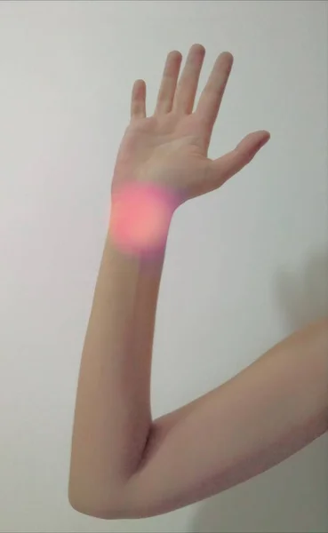 Γυναικείο Χέρι Υπάρχει Ένα Κόκκινο Στρογγυλό Φως Στον Καρπό Ένα — Φωτογραφία Αρχείου