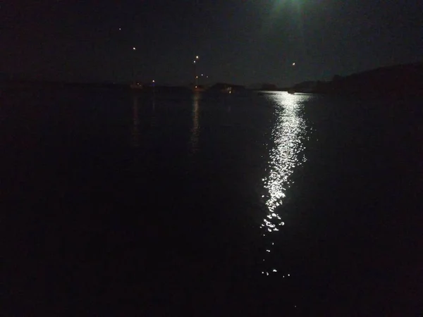 夜には海の上の月明かりの反射 海の輝き 素晴らしい眺め — ストック写真